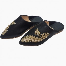 Chic black pointed slippers