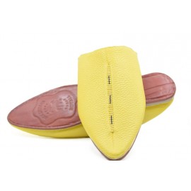 Slippers in genuine yellow...